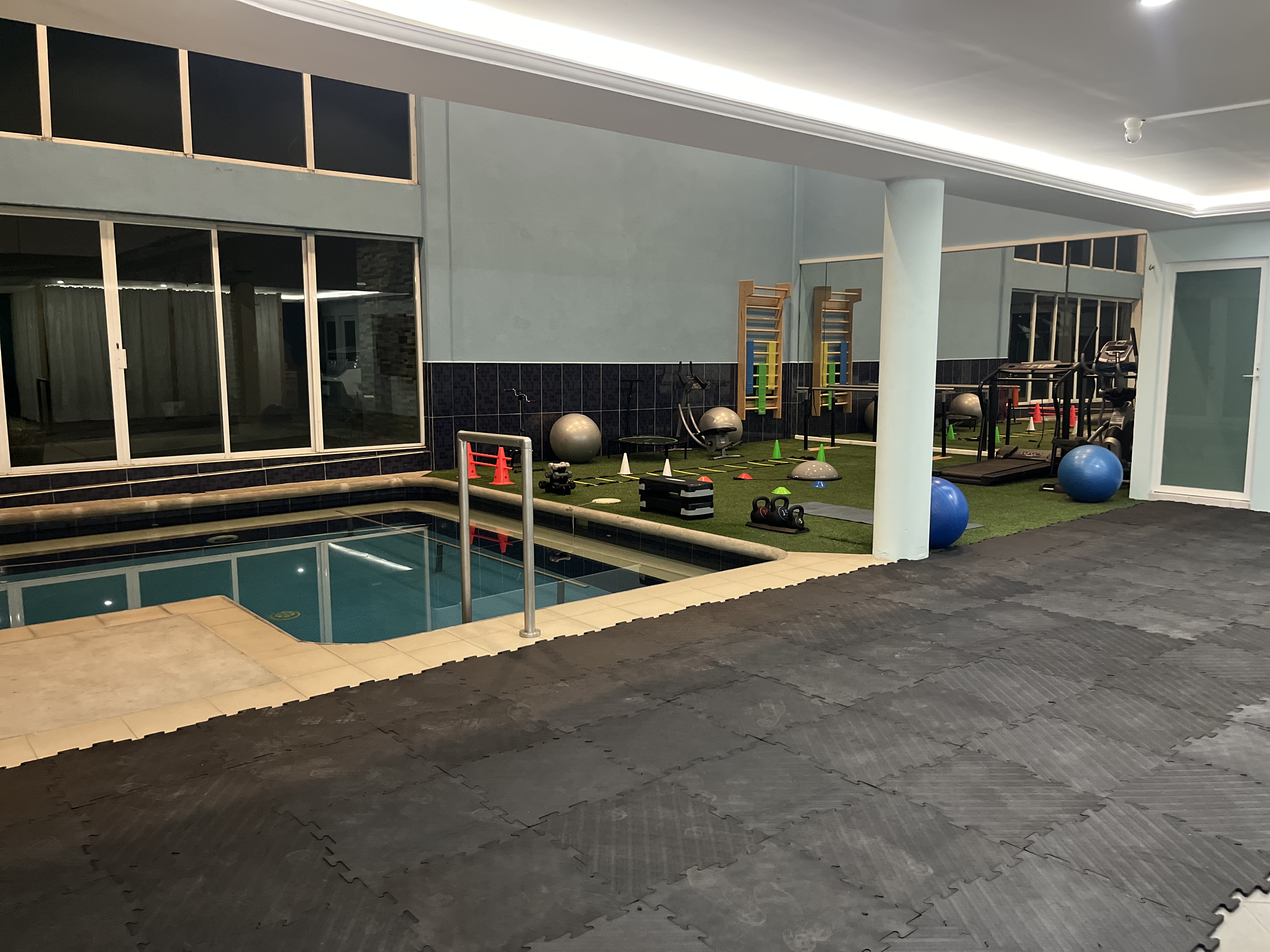 Instalaciones de Physioderme: alberca terapéutica y área de ejercicio